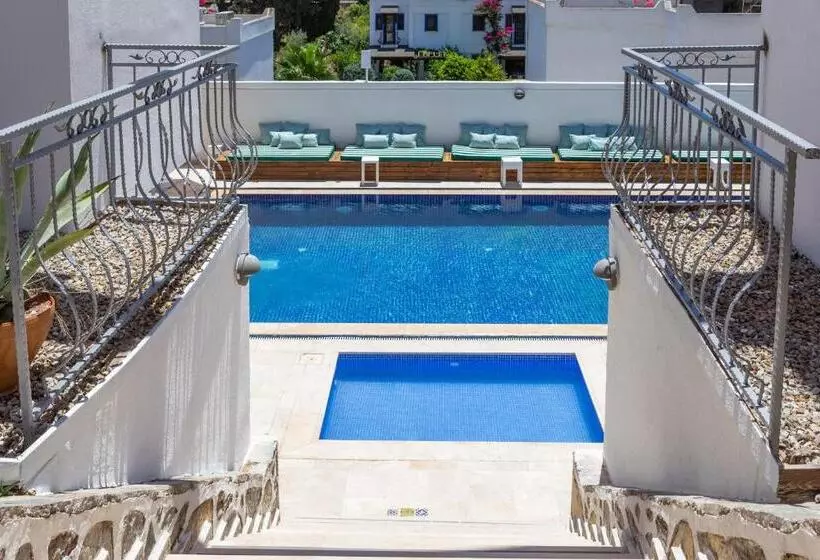 Отель La Brezza Suite &