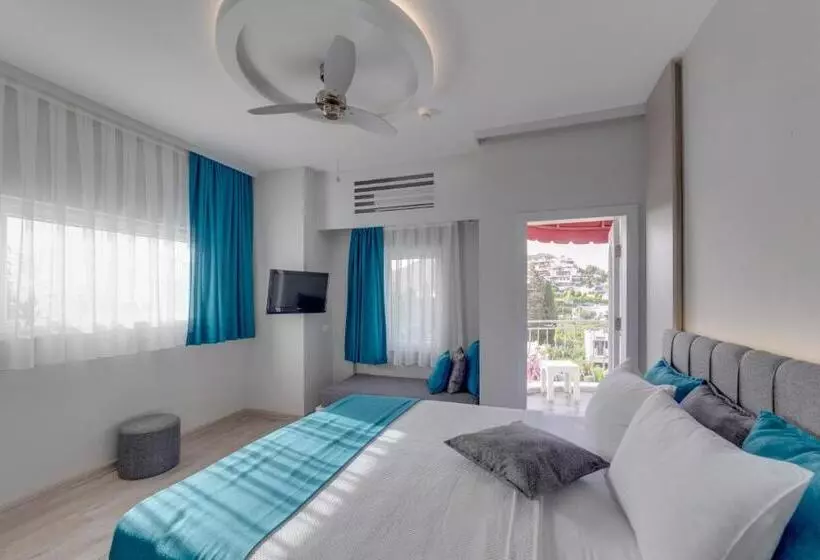 Отель La Brezza Suite &