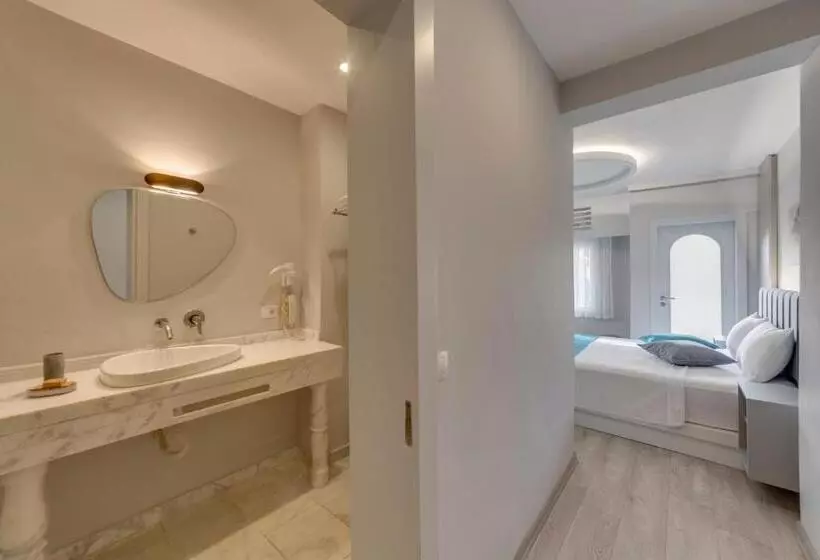 Отель La Brezza Suite &