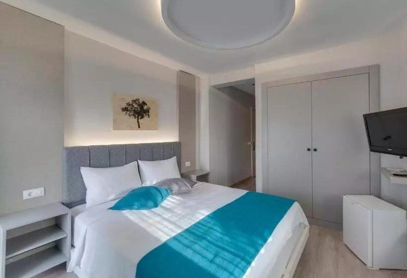 Отель La Brezza Suite &