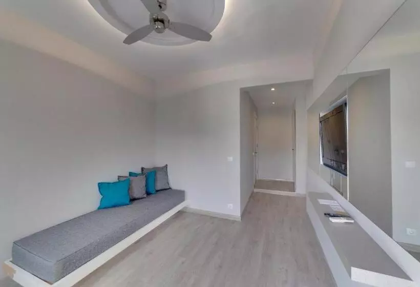 Отель La Brezza Suite &