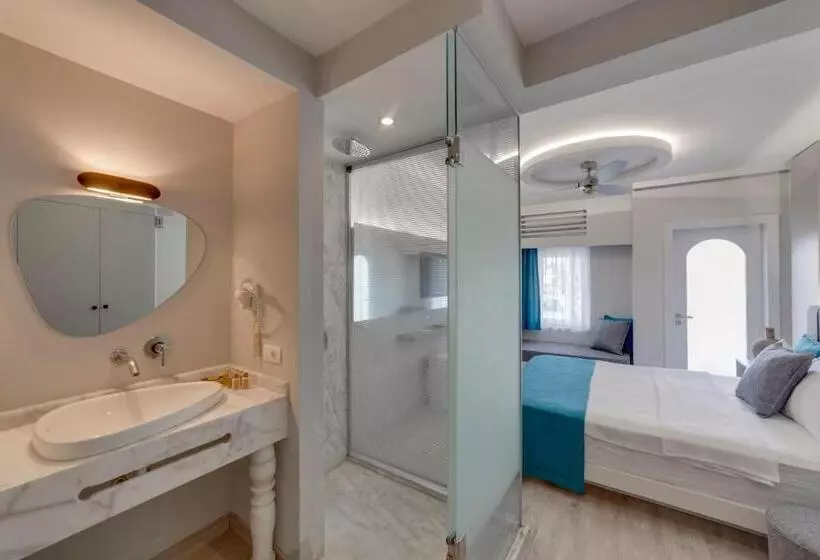 Отель La Brezza Suite &