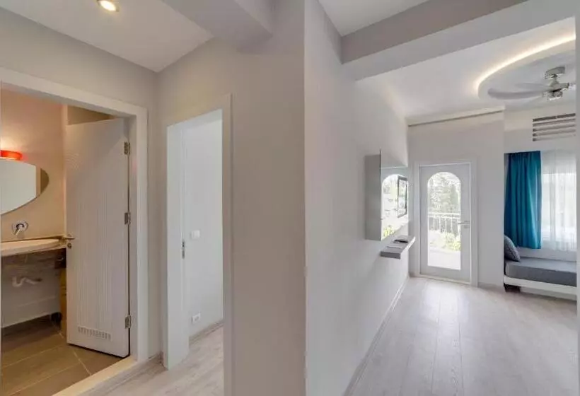 Отель La Brezza Suite &