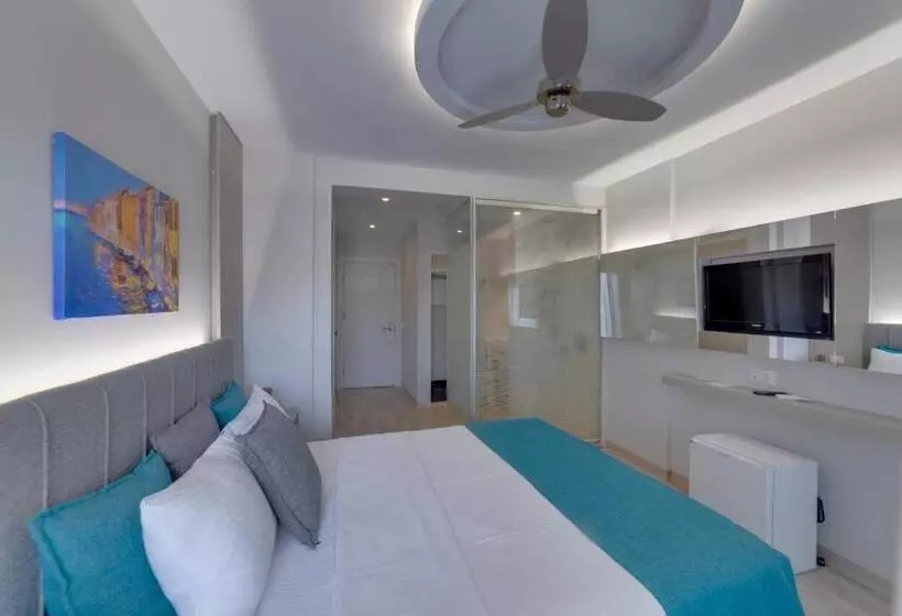 Отель La Brezza Suite &