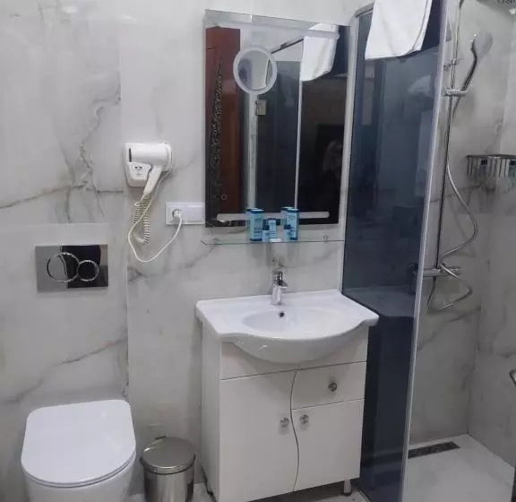 Hotelli Roma & Tours