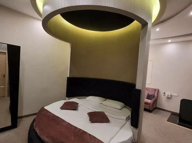 Hotelli Roma & Tours