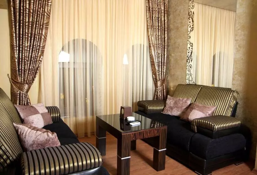 Hotelli Roma & Tours