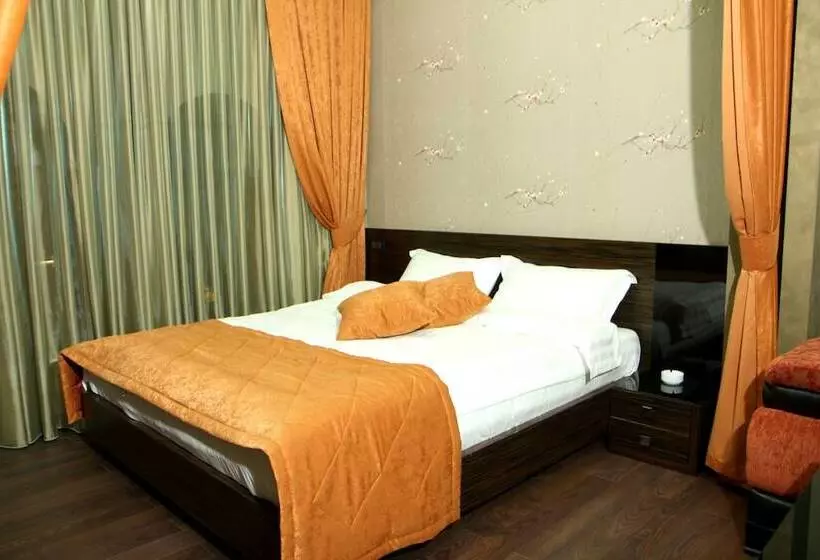 Hotelli Roma & Tours