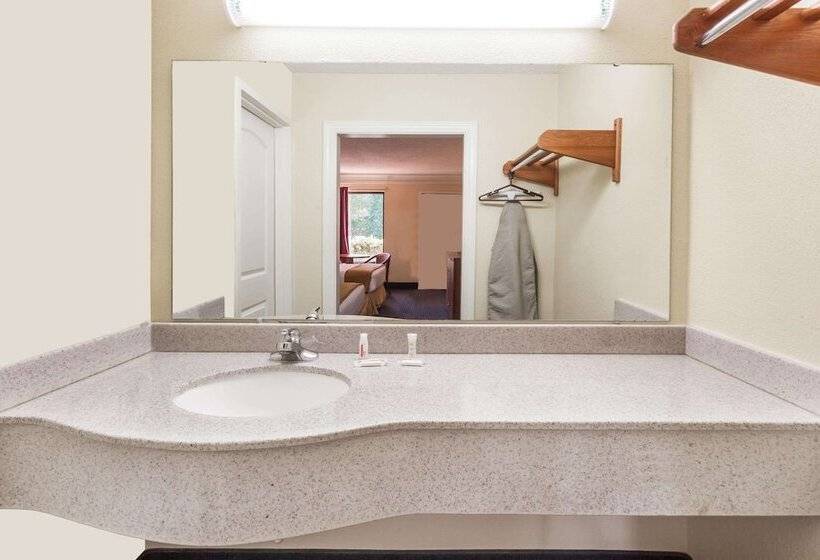 فندق على الطريق Super 8 By Wyndham Dalton/convention Center Area