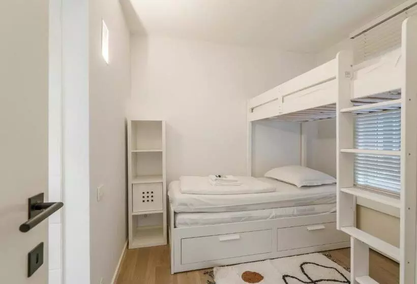 Modern, Mooi En Stijlvol App Vlakbij Winkelstraat