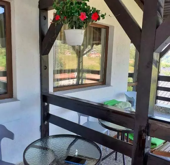 تختخواب و صبحانه Casa Hoinarilor