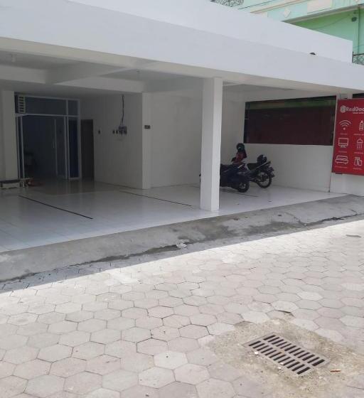 Отель Reddoorz Near Gor Uny