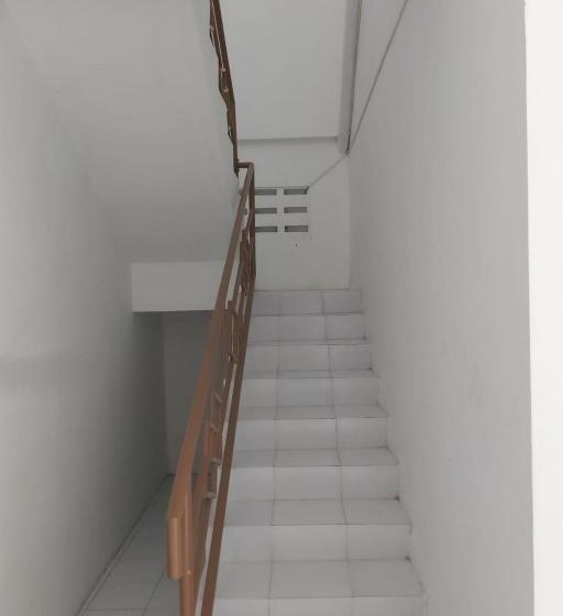 Отель Reddoorz Near Gor Uny