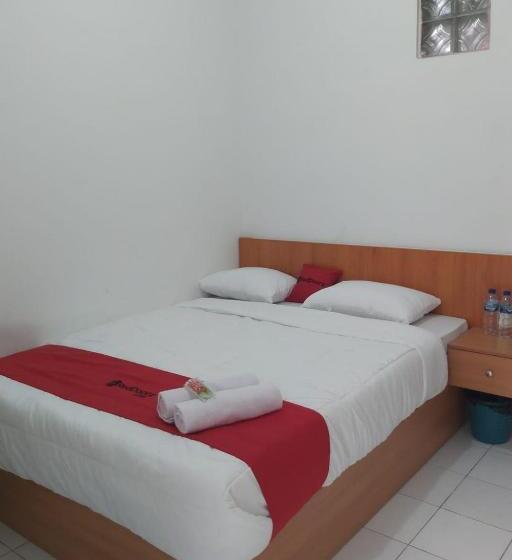 Отель Reddoorz Near Gor Uny