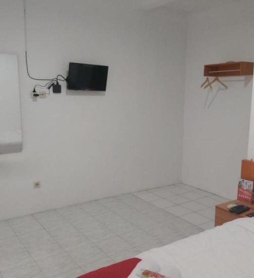 Отель Reddoorz Near Gor Uny