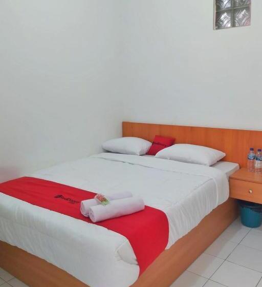 Отель Reddoorz Near Gor Uny