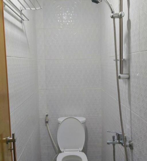 Отель Reddoorz Near Gor Uny