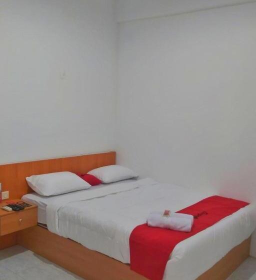 Отель Reddoorz Near Gor Uny