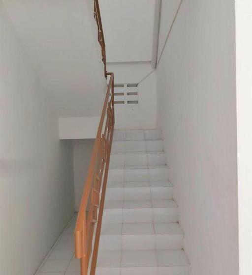 Отель Reddoorz Near Gor Uny