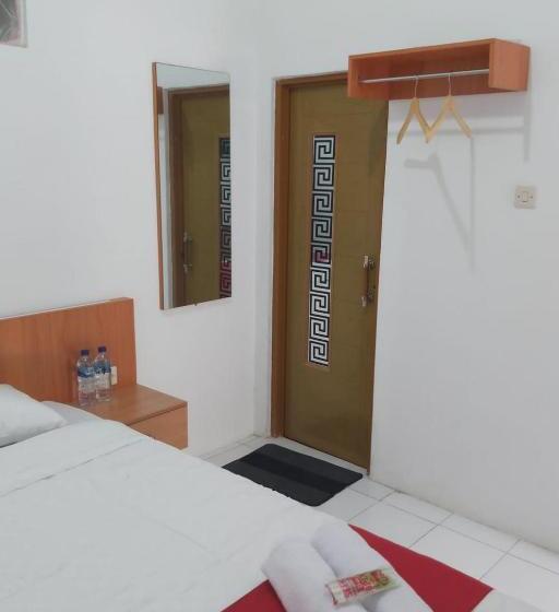 Отель Reddoorz Near Gor Uny