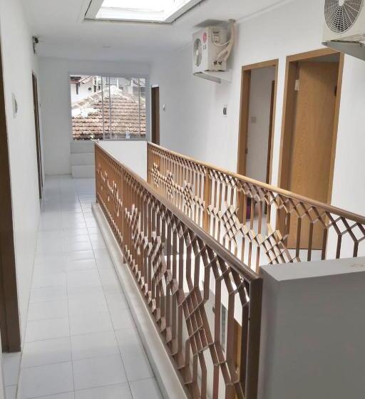 Отель Reddoorz Near Gor Uny