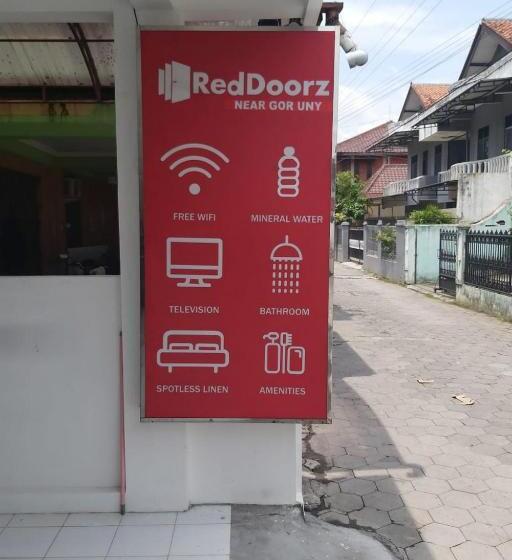 Отель Reddoorz Near Gor Uny