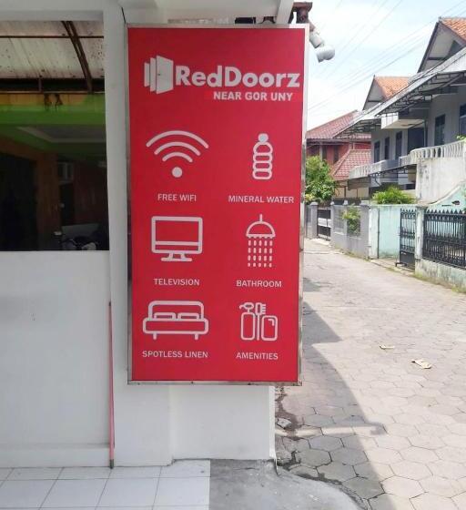 Отель Reddoorz Near Gor Uny