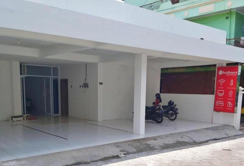 Отель Reddoorz Near Gor Uny