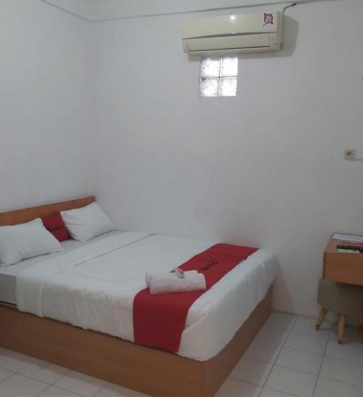 Отель Reddoorz Near Gor Uny