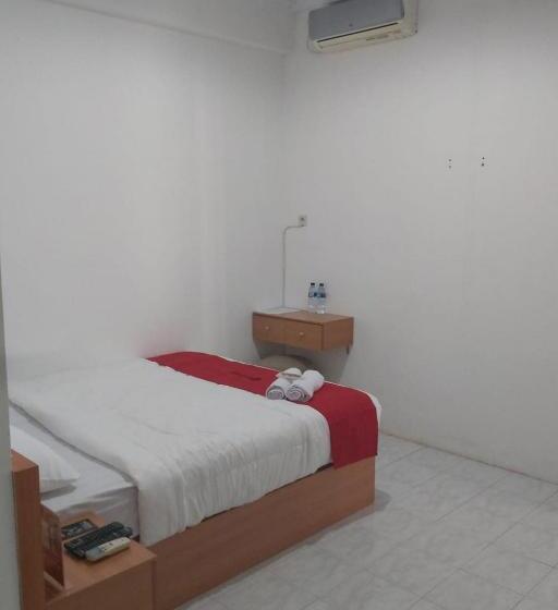 Отель Reddoorz Near Gor Uny