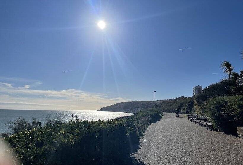 Impeccable 2 Bed Apartment In Eastbourne