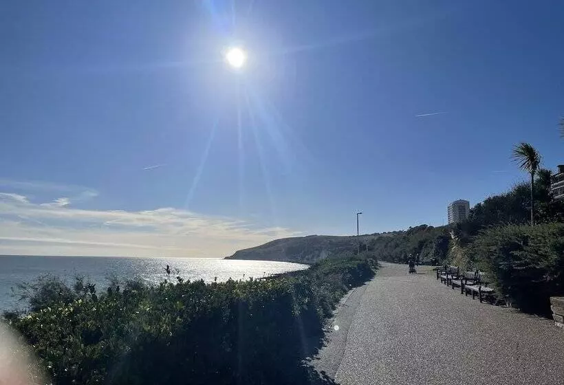 Impeccable 2 Bed Apartment In Eastbourne