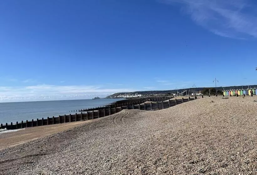 Impeccable 2 Bed Apartment In Eastbourne