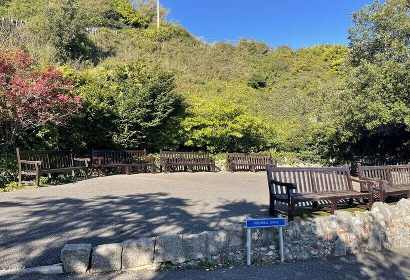 Impeccable 2 Bed Apartment In Eastbourne