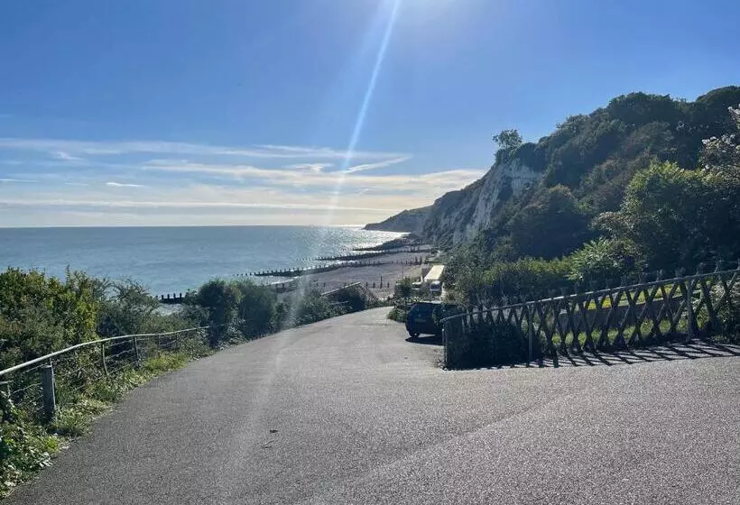 Impeccable 2 Bed Apartment In Eastbourne