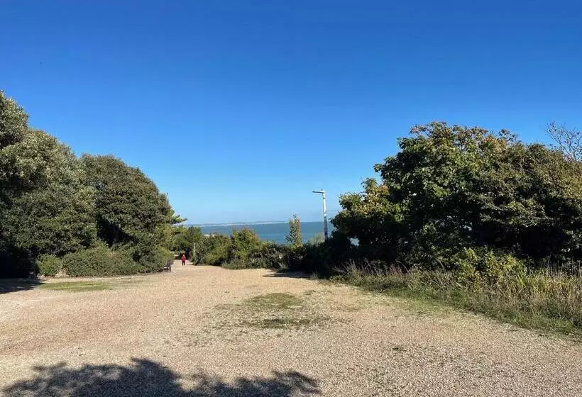 Impeccable 2 Bed Apartment In Eastbourne