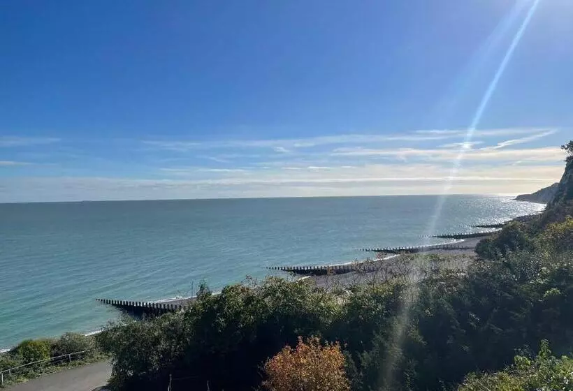 Impeccable 2 Bed Apartment In Eastbourne