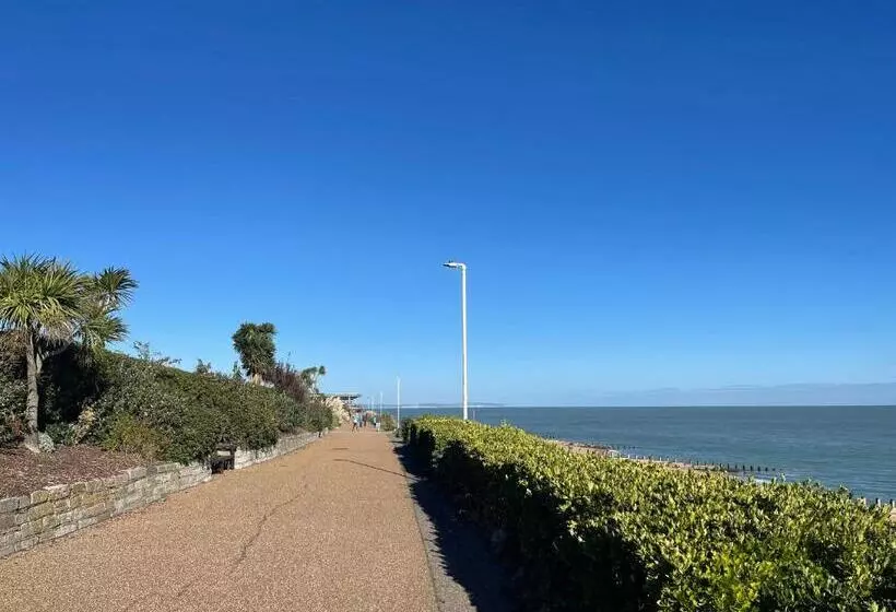 Impeccable 2 Bed Apartment In Eastbourne