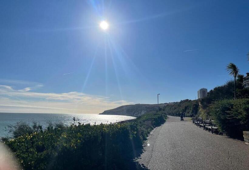 Impeccable 2 Bed Apartment In Eastbourne