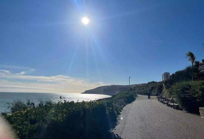 Impeccable 2 Bed Apartment In Eastbourne