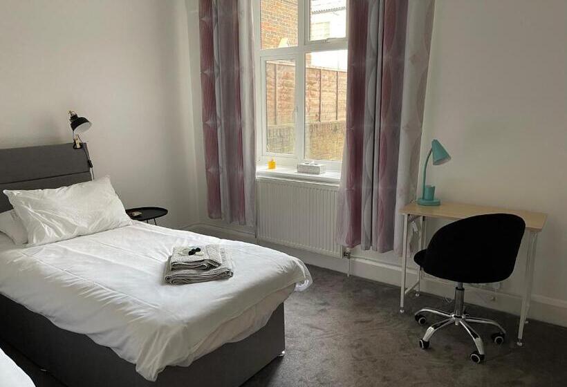 Impeccable 2 Bed Apartment In Eastbourne