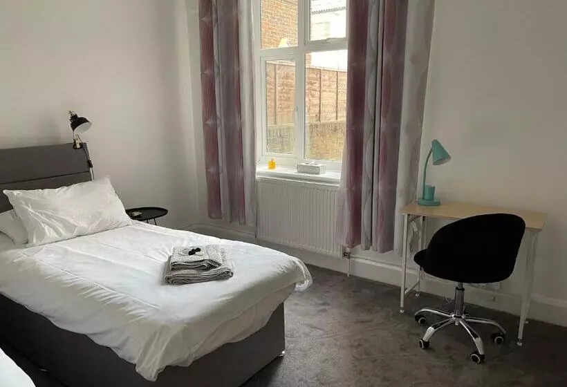 Impeccable 2 Bed Apartment In Eastbourne