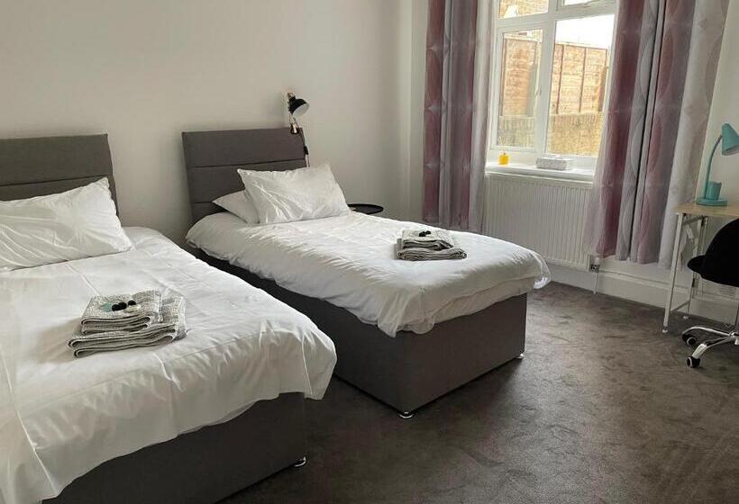 Impeccable 2 Bed Apartment In Eastbourne