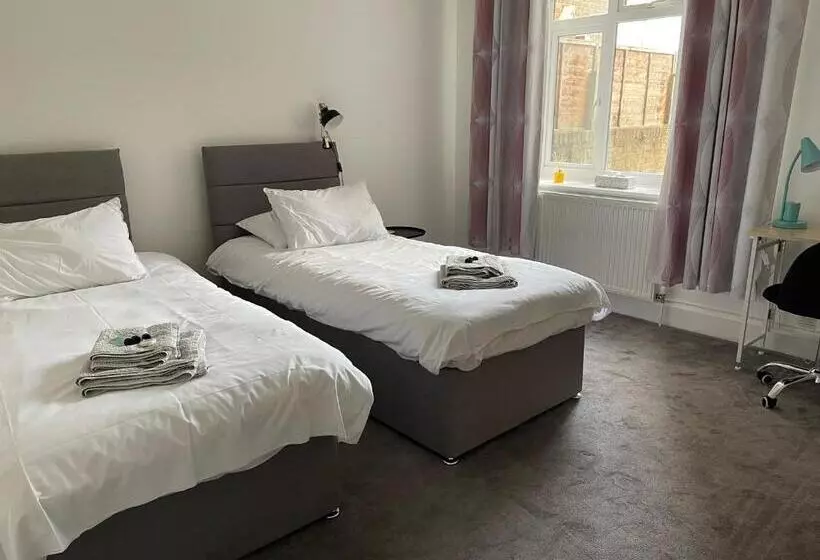 Impeccable 2 Bed Apartment In Eastbourne