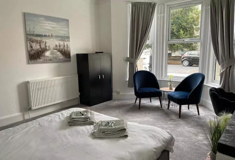 Impeccable 2 Bed Apartment In Eastbourne