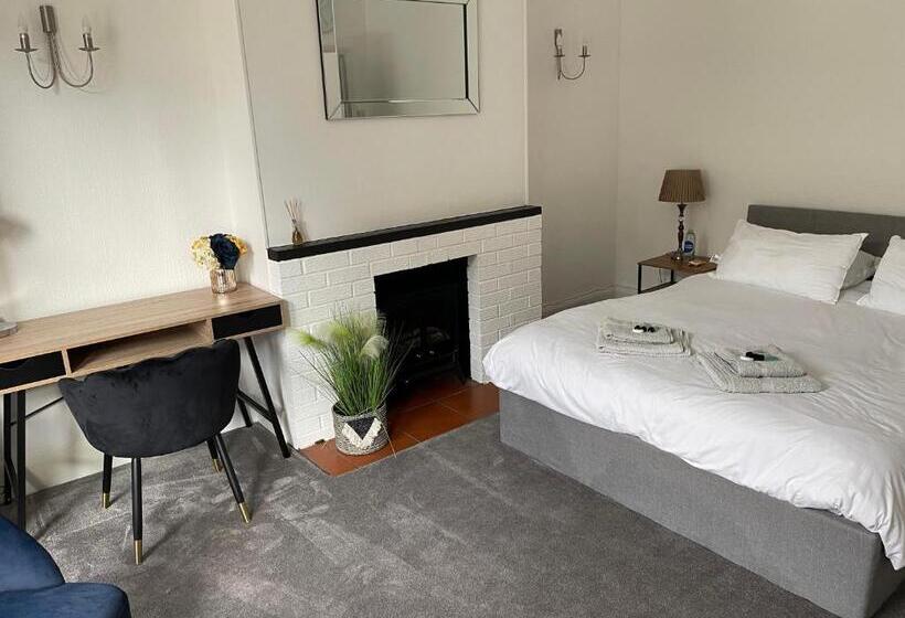 Impeccable 2 Bed Apartment In Eastbourne