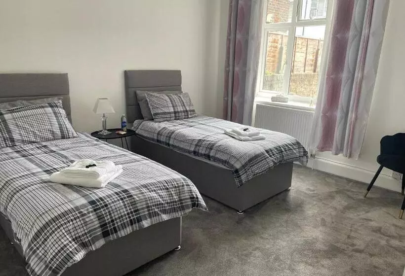 Impeccable 2 Bed Apartment In Eastbourne