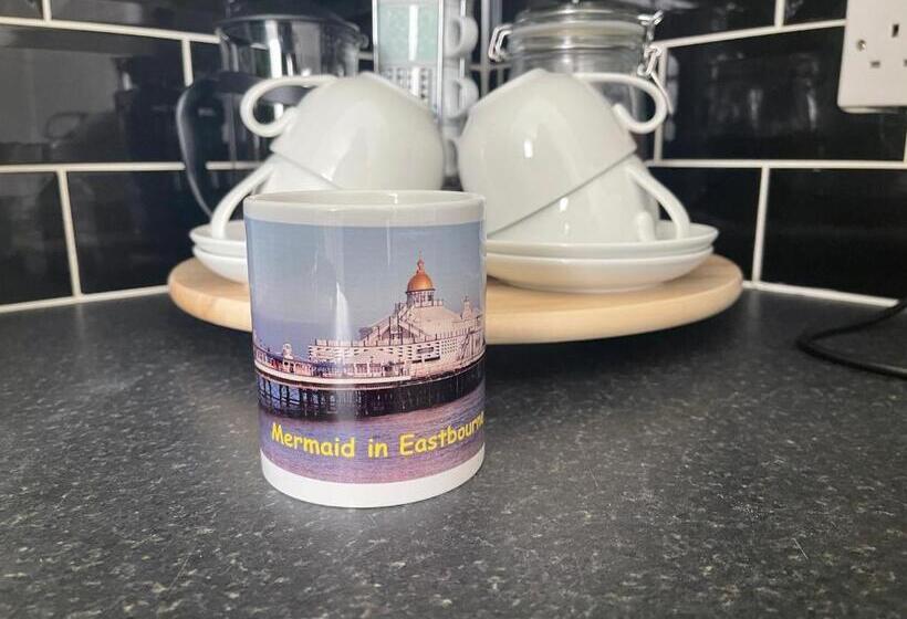 Impeccable 2 Bed Apartment In Eastbourne