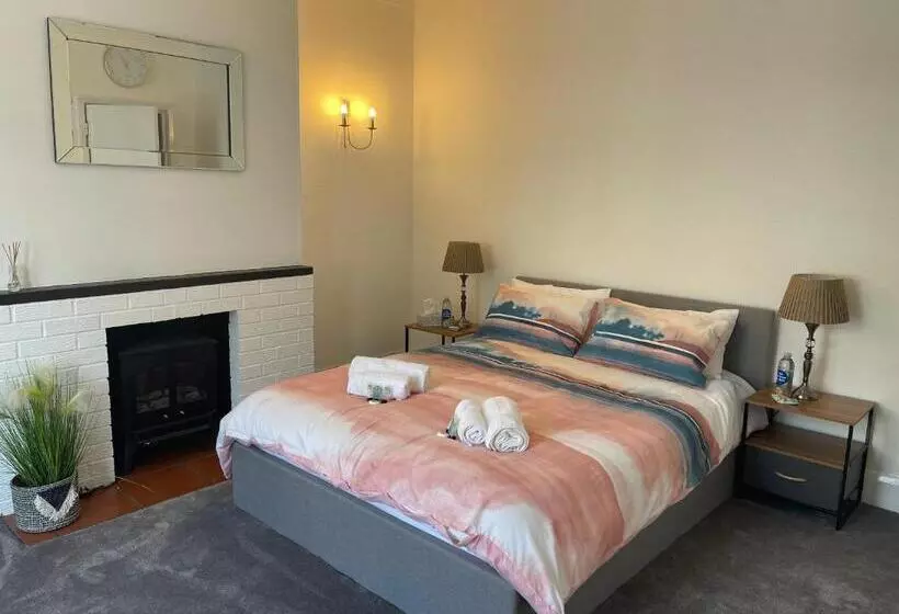 Impeccable 2 Bed Apartment In Eastbourne