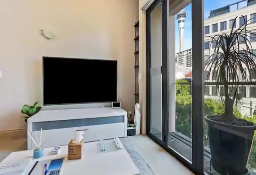 Viaduct Duplex   Free Parking, Best Location!